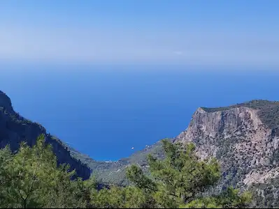 FETHİYE KARAAĞAÇ MAH.3.776 M2 DENİZ MANZARALI YOLA CEPHELİ TARLA