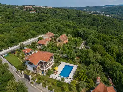 BEYKOZ GÖRELE’DE 980 M² ARSA İÇİNDE  HAVUZLU & MÜSTAKİL ÖZEL VİLLA