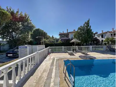 AYVALIK’TA HAVUZLU SITE İÇINDE, BAHÇELI, 3+1 SATILIK VILLA