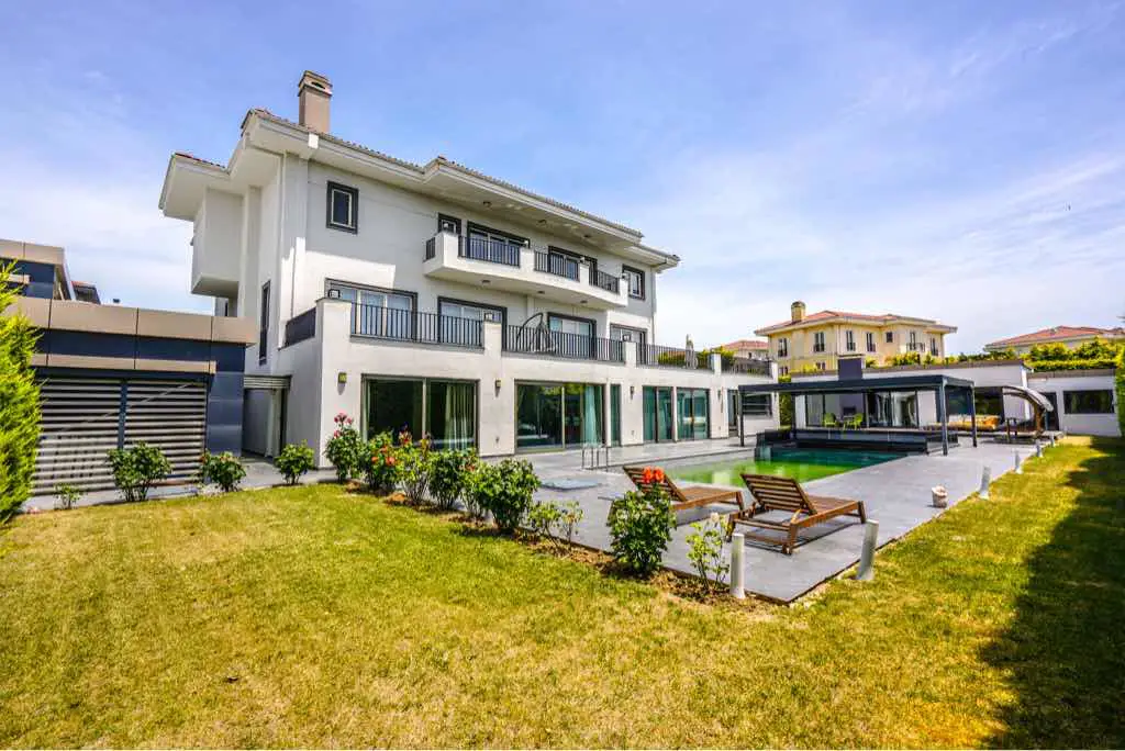 BÜYÜKÇEKMECE’DE SİTE İÇİNDE 8+2 | 1000 M² NET | EŞYALI | LÜKS VİLLA