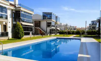 RE/MAX LAND'DEN HAVUZLU SİTE İÇERİSİNDE LÜKS DUBLEKS YAZLIK
