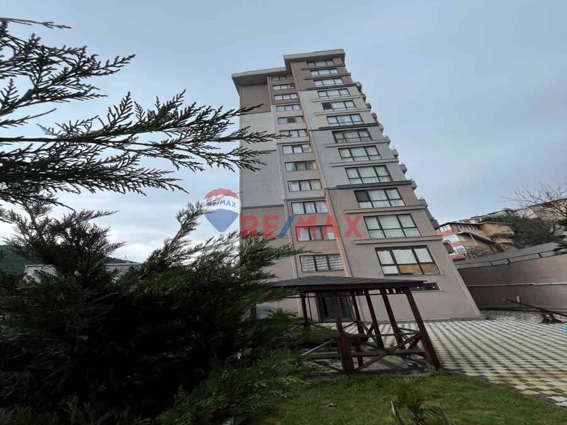 YAKACIK’ DA SİTE İÇERİSİNDE DENİZ VE ORMAN MANZARALI KİRALIK 2+1