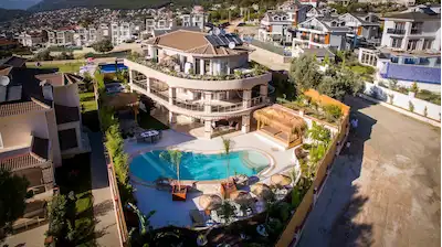 REMAX'TAN - FETHİYE OVACIK'TA, DENİZ MANZARALI, 4+1 MÜSTAKİL, EŞYALI SATILIK VİLLA