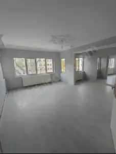 İZMİT’TE 3. KAT 2+1 | 120 M² NET | BALKONLU | DOĞALGAZ KOMBİLİ | EŞYASIZ KİRALIK DAİRE