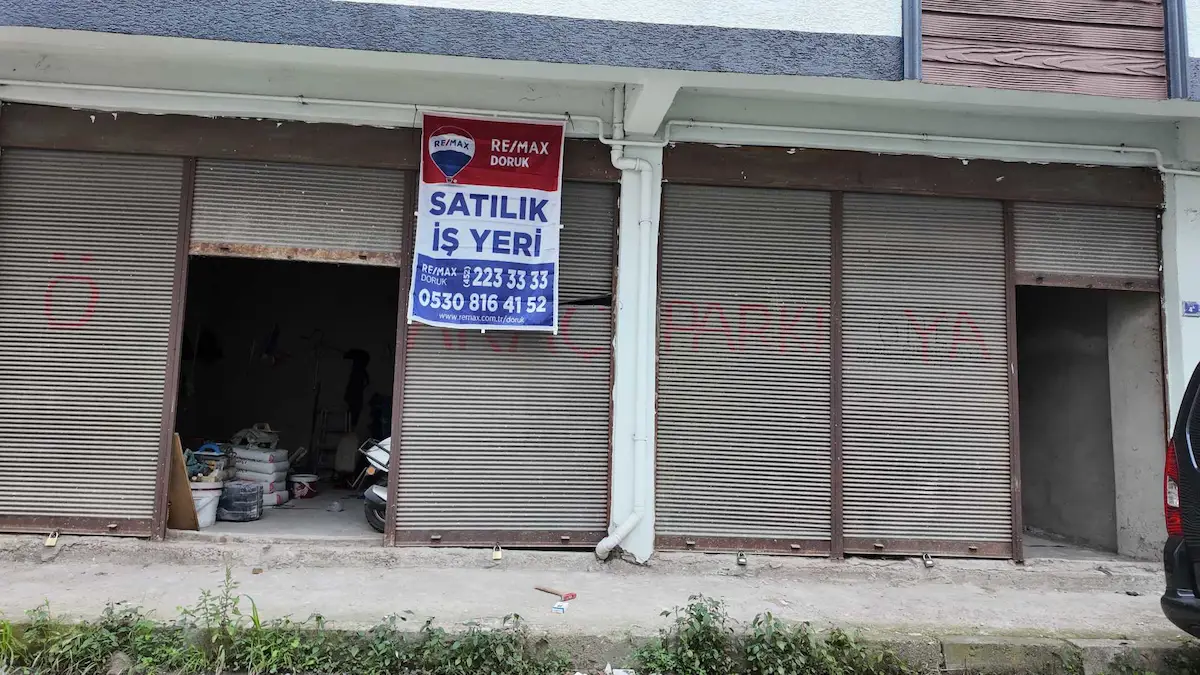 KARŞIYAKA'DA RUS PAZARI YAKINI, SATILIK ZEMİN KAT İŞ YERİ