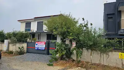 KUŞADASI DAVUTLAR’DA SIFIR, EŞYALI 4+1 VİLLA | YERDEN ISITMALI, 2 KAT, BALKONLU