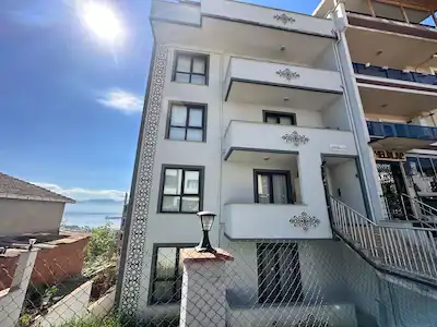 İZMIT YENIMAHALLE’DE DENIZ MANZARALI KIRALIK 4 + 1 DAIRE