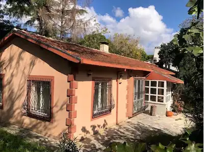 LEVENT'TE MERKEZİ KONUMDA 370 M2 ARSA İÇİNDE VİLLA