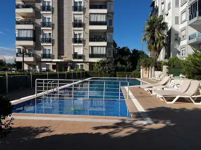 ANTALYA YALI CADDESI'NDE SATILIK,ARAKAT,HAVUZLU,ACIK OTOPARKLI SITE ICERISINDE GENIŞ 3+1 DAIRE