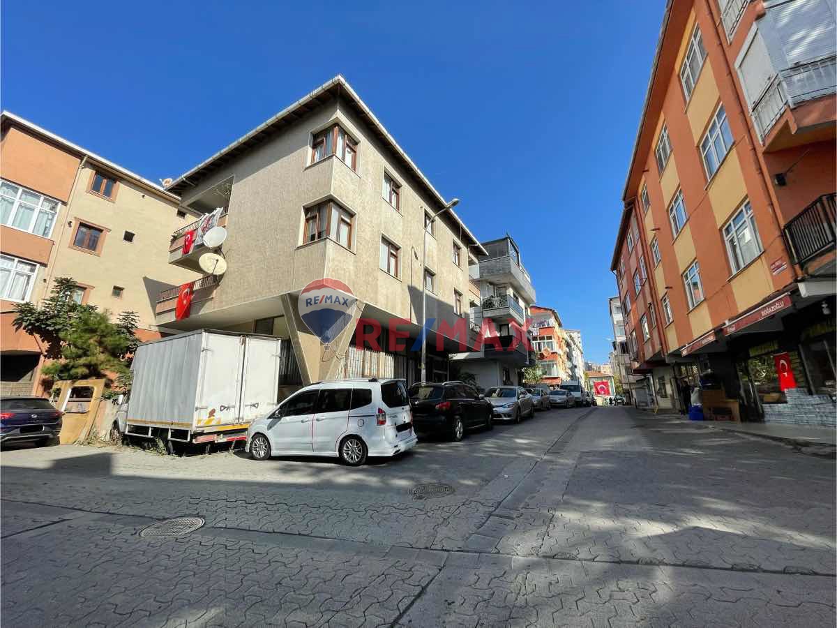 İÇERENKÖY' DE ANA CADDEYE YAKIN KÖŞE BİNA