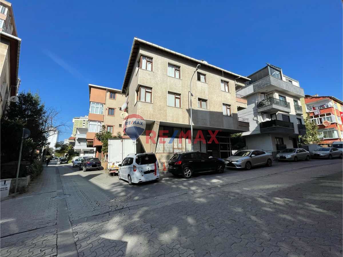 İÇERENKÖY' DE ANA CADDEYE YAKIN KÖŞE BİNA