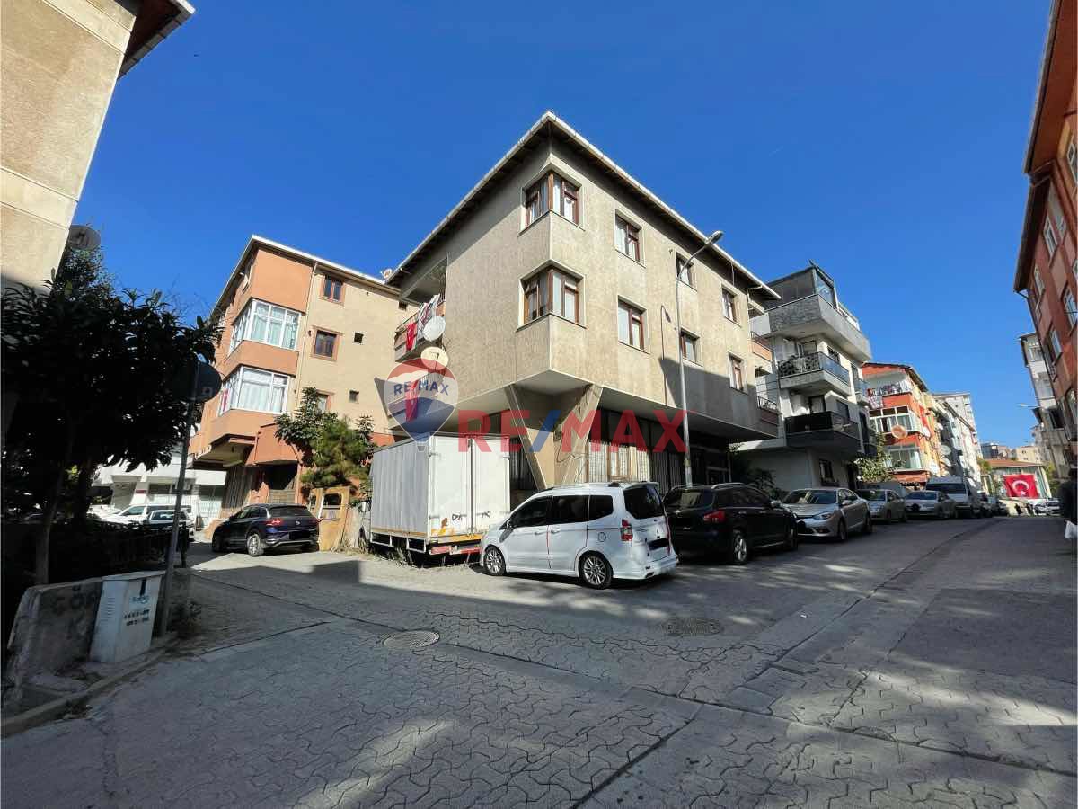 İÇERENKÖY' DE ANA CADDEYE YAKIN KÖŞE BİNA