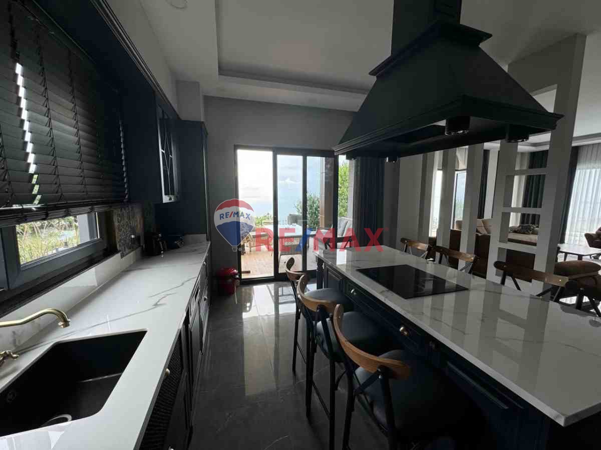 AKYAZI DENİZ MANZARALI SATILIK LÜKS VİLLA