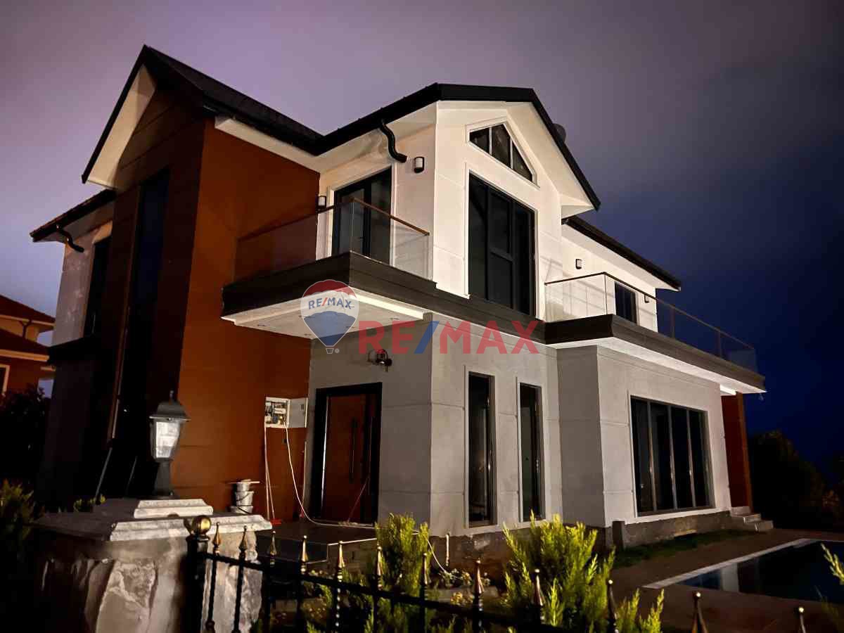 AKYAZI DENİZ MANZARALI SATILIK LÜKS VİLLA