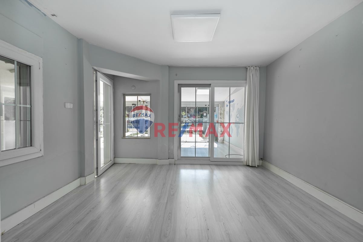 ÇEŞME ALAÇATI AĞAÇLI YOLA CEPHELİ MÜSTAKİL KİRALIK İŞ YERİ