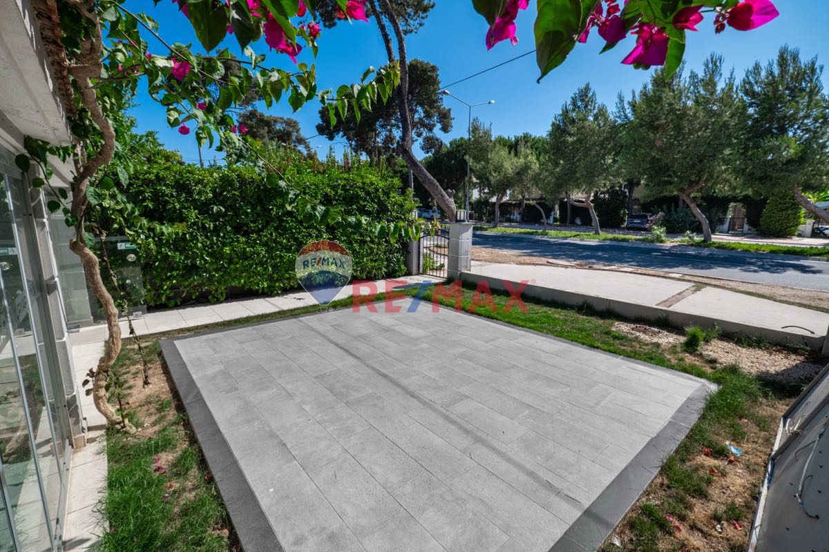 ÇEŞME ALAÇATI AĞAÇLI YOLA CEPHELİ MÜSTAKİL KİRALIK İŞ YERİ