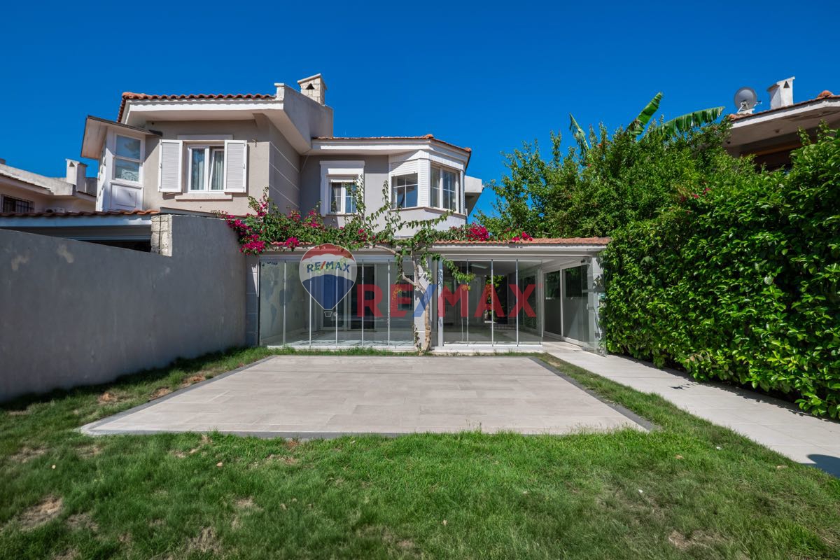 ÇEŞME ALAÇATI AĞAÇLI YOLA CEPHELİ MÜSTAKİL KİRALIK İŞ YERİ