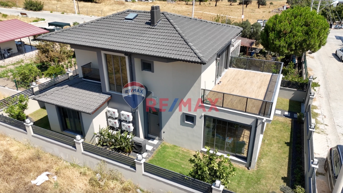 MÜSTAKIL YAPISIYLA ÖZEL BIR YAŞAM ALANI SUNAN EŞYALI VILLA