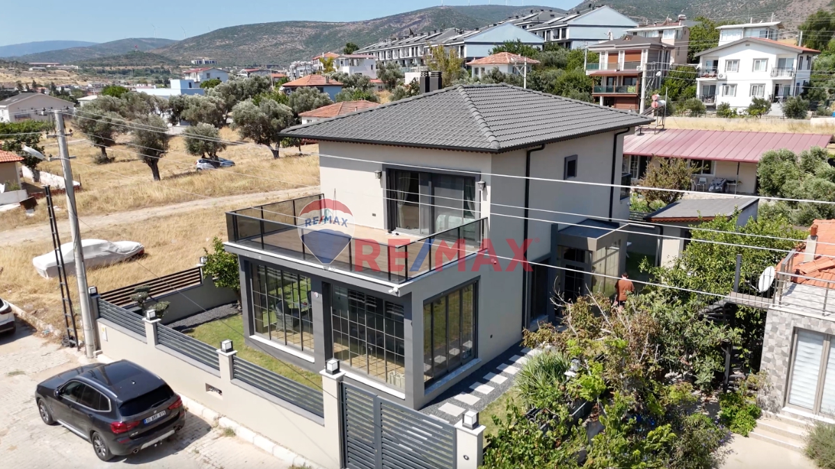 MÜSTAKIL YAPISIYLA ÖZEL BIR YAŞAM ALANI SUNAN EŞYALI VILLA