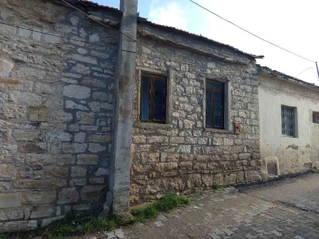 SANAT SOKAĞINA 300 M. MERKEZİ KONUM AVLULU MÜSTAKİL TAŞ EV.