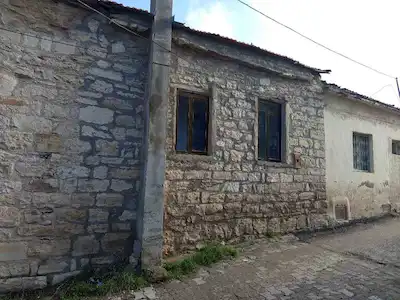 SANAT SOKAĞINA 300 M. MERKEZİ KONUM AVLULU MÜSTAKİL TAŞ EV.