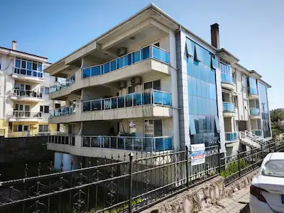 AYVALIK ALİ ÇETİNKAYA MAH. GENİŞ 3+1, ARA KAT, TÜM GÜN KESİNTİSİZ BALKON KEYFİ