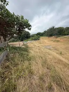 SARIYER GÜMÜŞDERE'DE MAVI AT BINICILIĞE KOMŞU KIYMETLI ARAZI