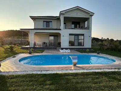 DERINCE TAHTALI'DA 2250M2 ARAZI İÇINDE SATILIK 5+1 HAVUZLU VILLA