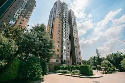 BATI ATAŞEHİR TRIO KONUTLARI'NDA 240 M² NET BOŞ (4+1)