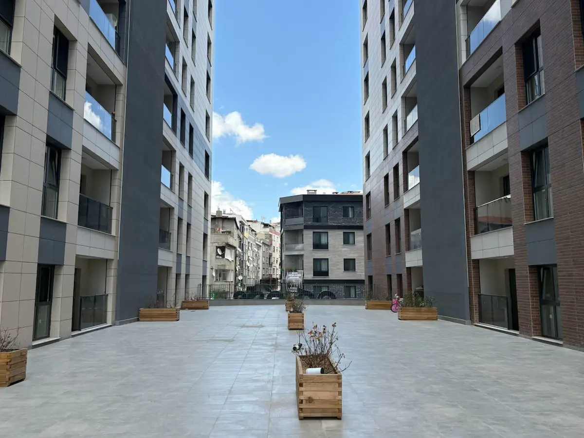 MEGA GARDEN PARK SITESI'NDE KIRACILI 2+1 SATILIK DAIRE