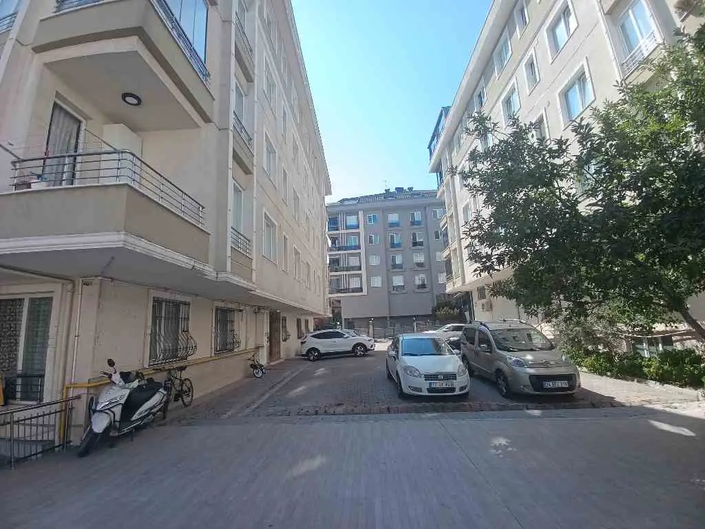 BEYLİKDÜZÜ KAVAKLI 2+1 SATILIK ARAKAT DAİRE 2