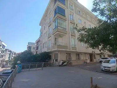 BEYLİKDÜZÜ KAVAKLI 2+1 SATILIK ARAKAT DAİRE