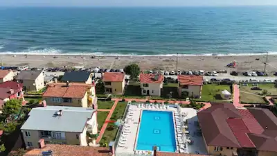RE/MAX MAVİ'DEN KUMSAL TATİL SİTESİNDE EŞYALI 2+1 DAİRE