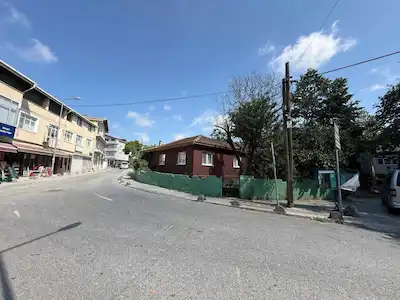 ARNAVUTKÖY DURUSU’DA 506 M² MÜSTAKİL PARSELDE 2+1 TEK KATLI BAHÇELİ EV & DÜKKAN