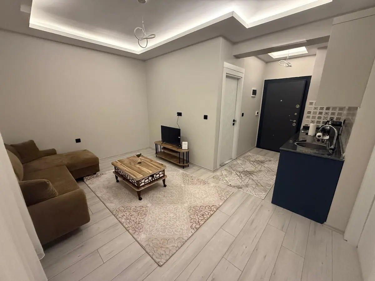 REMAX İLKE'DEN KOMBİNA'DA SIFIR EŞYALI 1+1 SATILIK DAİRE