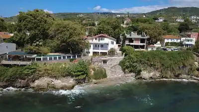 ERDEK’TE KENDI PLAJI VE ÖZEL KOYU OLAN 500 M² MÜSTAKIL VILLA