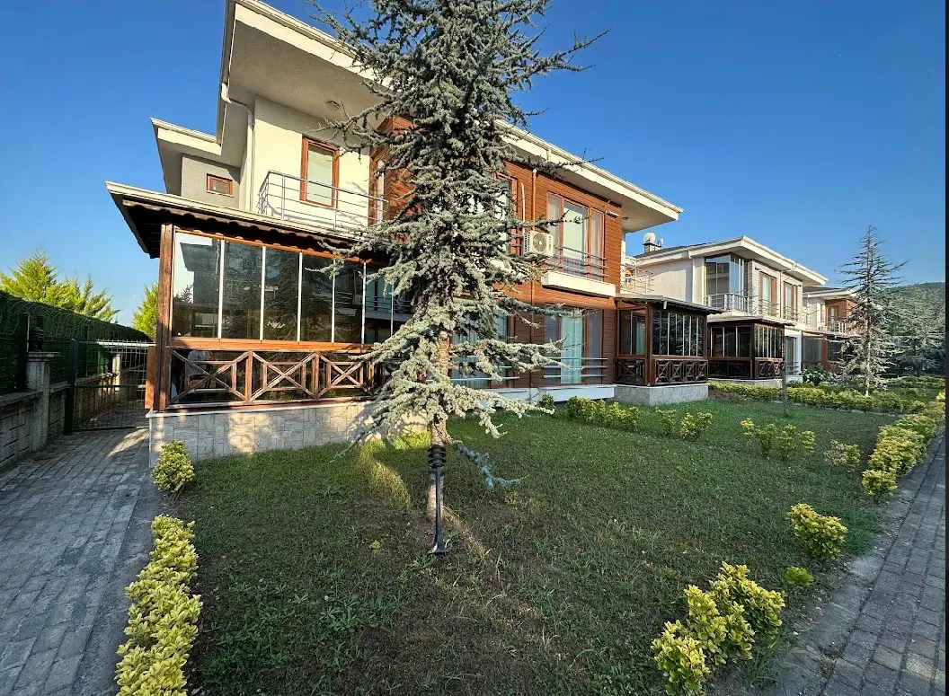 BAŞİSKELE YENİKÖYDE ROYAL CİTY 4+1 SATILIK VİLLA