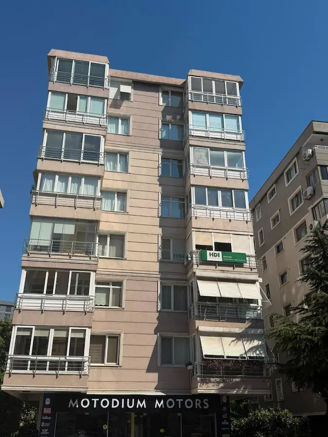 REMAX'DAN BOSTANCI'DA MERKEZİ KONUMDA- OTOPARKLI-130 M2 NET 3+1