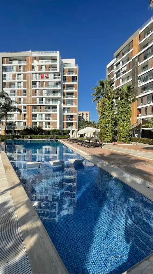 MAVİŞEHİR MODDA SİTESİ’NDE HAVUZ CEPHELİ, EŞYALI 2+1 KİRALIK DAİRE