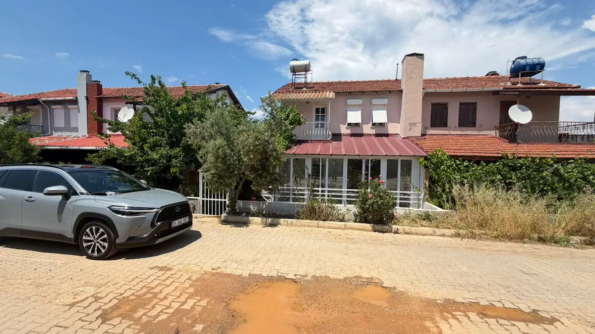 FOÇA OTOYOL YAKINI DENİZE YÜRÜME MESAFESİNDE 3+1 KÖŞE VİLLA