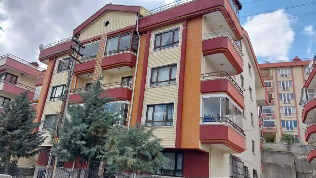 DİKMEN İLKER’DE FULL EŞYALI BAKIMLI 3+1 KİRALIK DAİRE