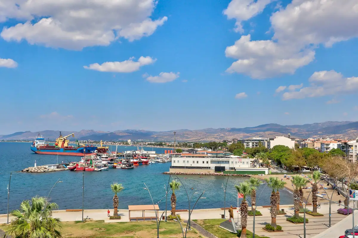 DİKİLİ YALI EVLERİNDE EMSALSİZ DENİZ MANZASINA SAHİP 3+1 BAKIMLI DAİRE