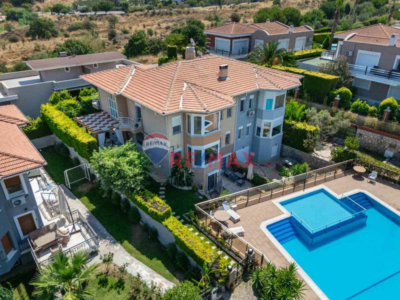KAHRAMANDEREDE ÖZEL KONUMDA ÖZ EGE SITESINDE 5+2 ÖZEL VILLA