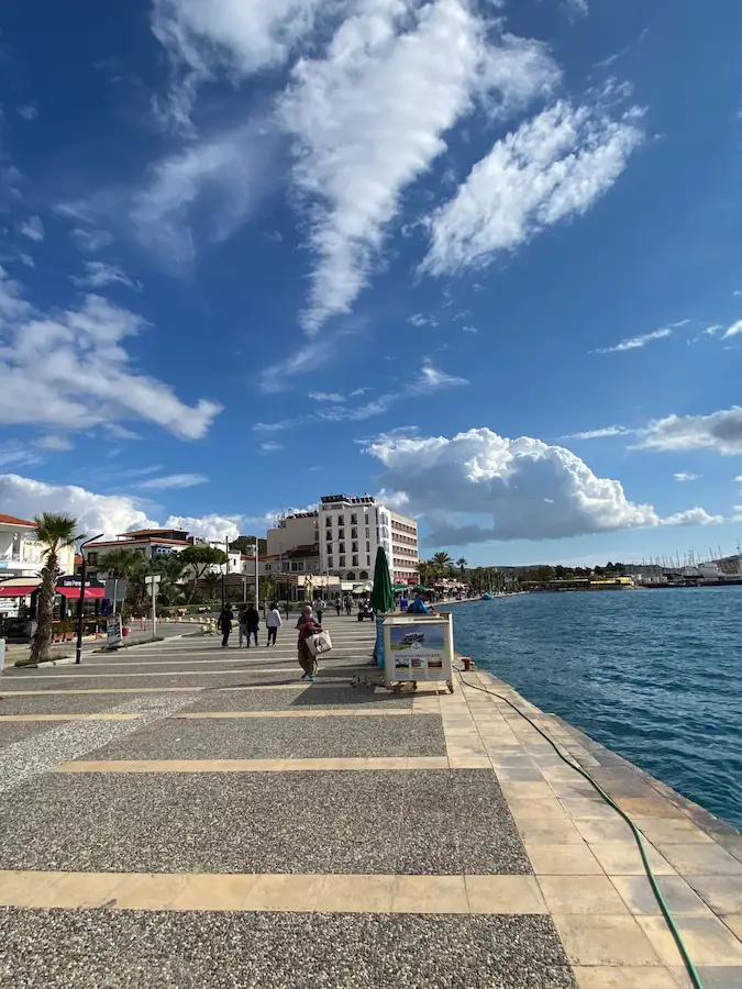 ÇEŞME MERKEZDE DENİZ MANZARALI EŞYALI SATILIK 1+1 DAİRE