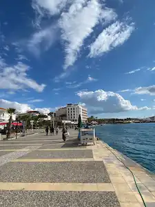 ÇEŞME MERKEZDE DENİZ MANZARALI EŞYALI SATILIK 1+1 DAİRE