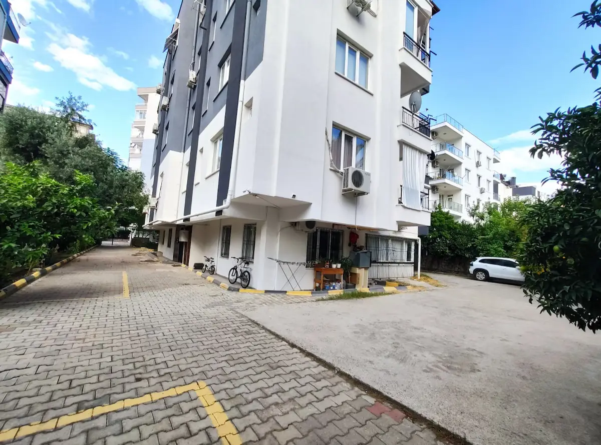 ANTALYA KONYAALTI LİMAN MAHALLESİ’NDE EŞYALI 2+1 GİRİŞ KAT DAİRE