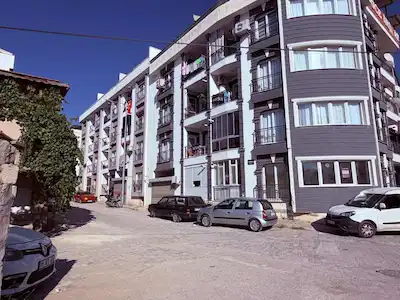 SEFERIHISAR TURABIYEDE YENI YAPIM ASANSÖRLÜ ARA KAT 2+1 DAIRE