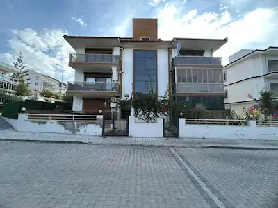KADINLAR DENIZI'NDE SATILIK EŞYALI 1+1 DAIRE (3+1 TERS DUBLEKS POTANSIYELINE SAHIP!!)