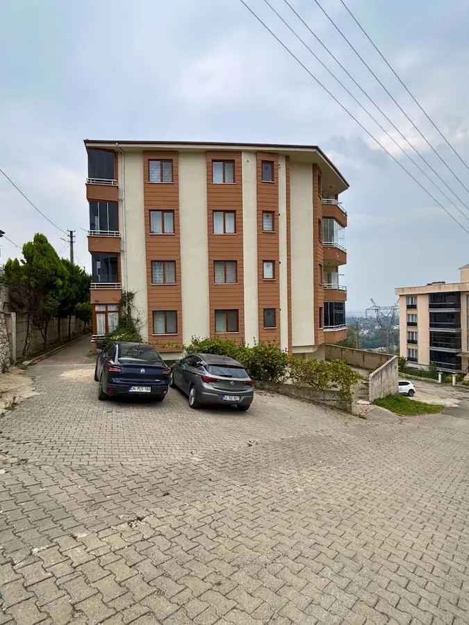 SERDİVAN BEŞKÖPRÜ’DE 2+1 KİRALIK | BALKONLU, DOĞALGAZ KOMBİLİ, 2. KAT