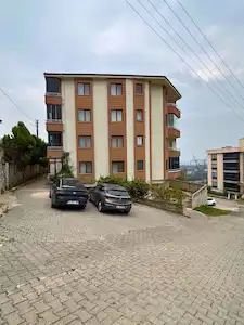 SERDİVAN BEŞKÖPRÜ’DE 2+1 KİRALIK | BALKONLU, DOĞALGAZ KOMBİLİ, 2. KAT